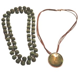Green tones necklaces vintage. Shell and beads